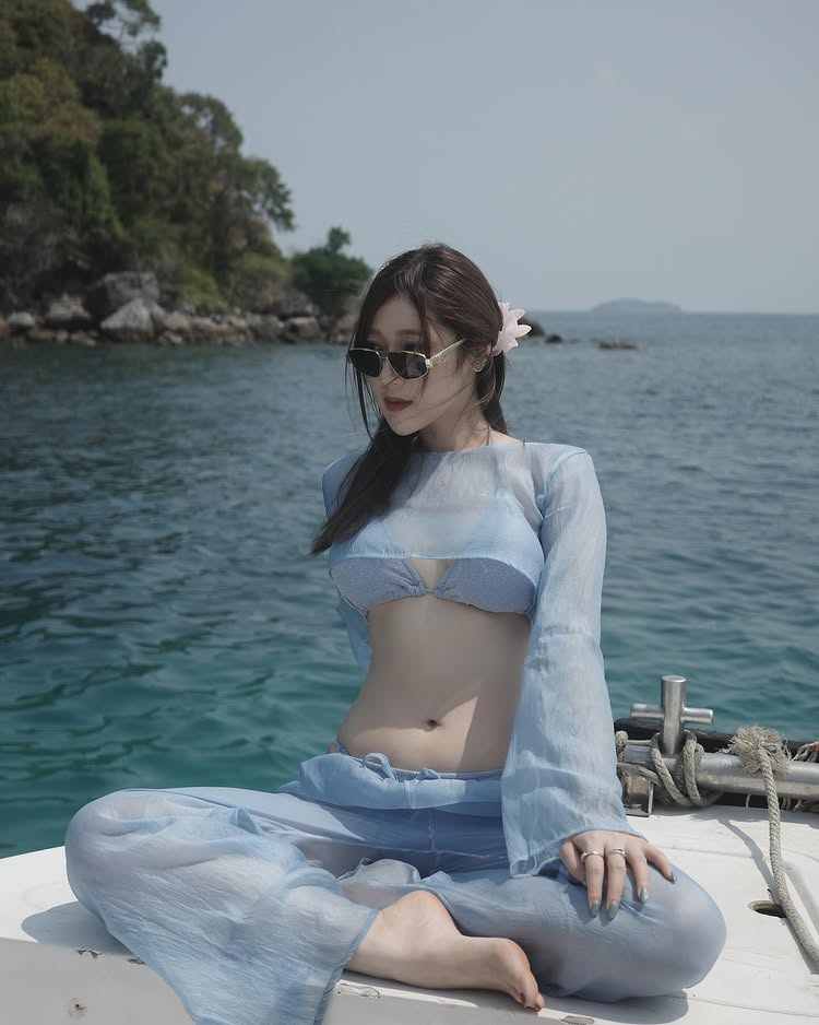 พลอย พลอยสุรีย์ ไอดอลสาวสุดฮอต แฟนบอลเชลซี เสิร์ฟลุคแซ่บ !! ฉลองแชมป์