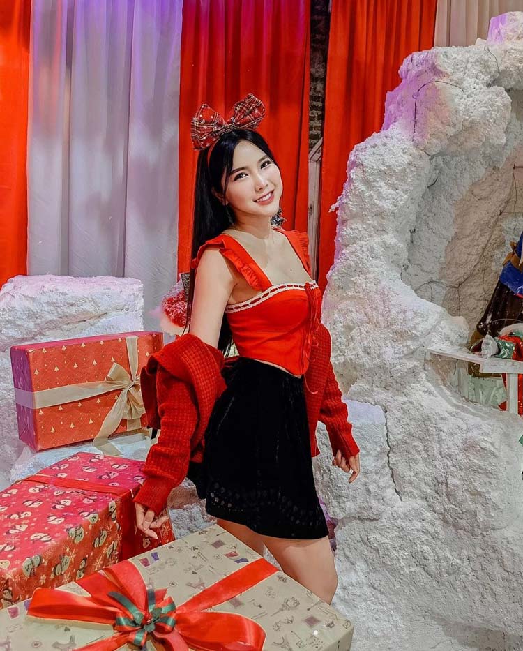 ใบเฟิร์น พิชญ์ชามญช์ นางแบบสาวดีกรีนางงาม สาดความแซ่บเต็มพิกัด ในชุดบิกินี่
