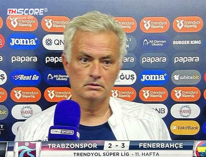 ​ชัยชนะสุดหวุดหวิด! มูรินโญ่วัย 61 ปีลื่นคว่ำขณะฉลองชัยชนะ โกรธ VAR สุดขีด