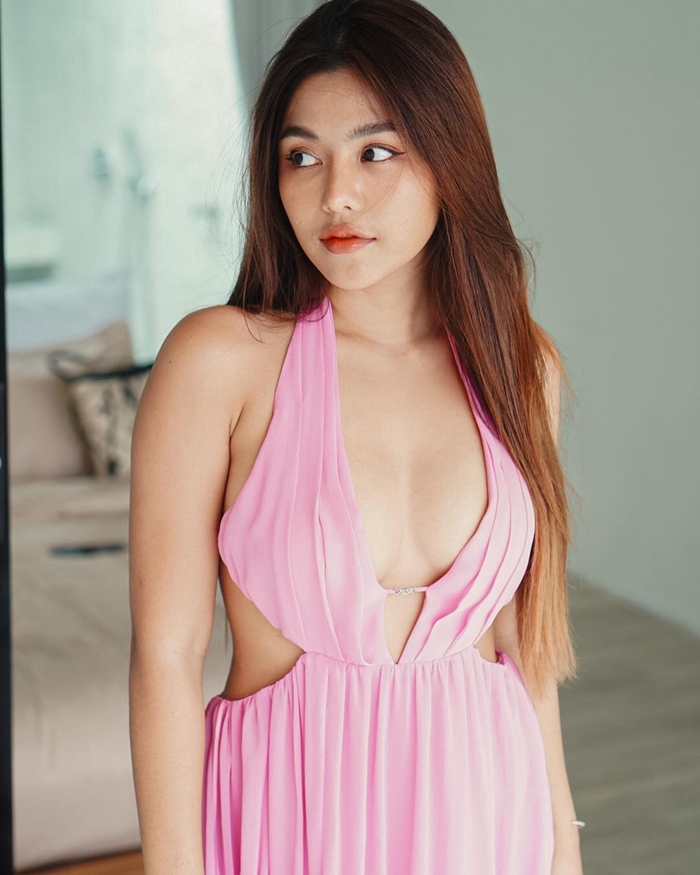 แฟน ๆ ตาลุกวาว ธัญญ่า อาร์สยาม ใส่ชุดเดรสสีชมพูหวาน เว้าอกแบบแซ่บ ๆ