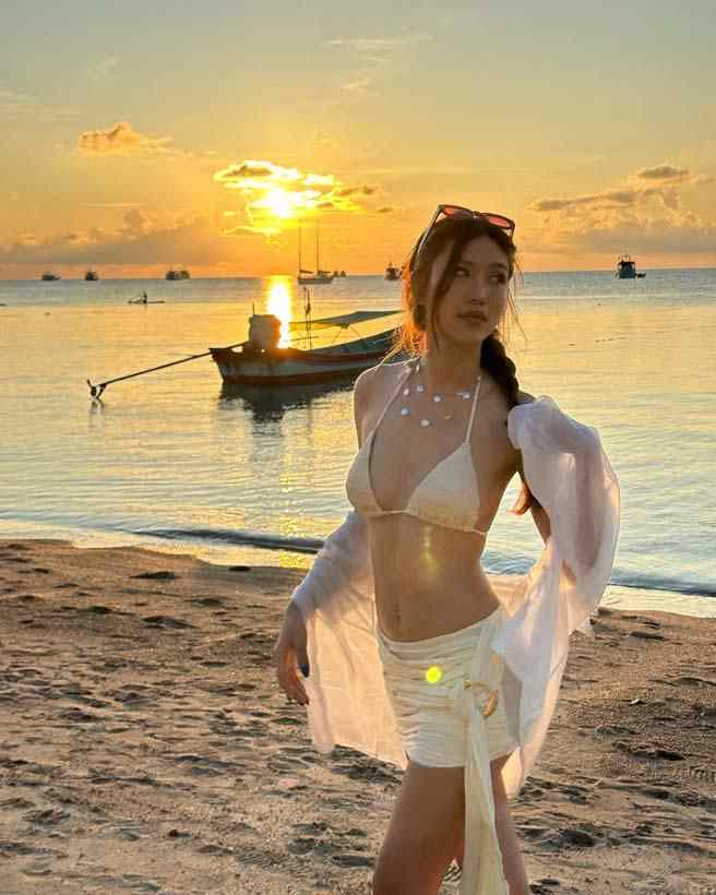 เกล ปัณยตา น้องสาวแท้ ๆ เน็ตไอดอลคนดัง สาดซีนแซ่บส่งท้ายปี ริมชายหาด