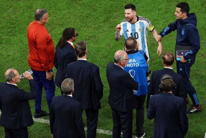 Van Gaal 75 tuổi: Tôi thấy Messi không vĩ đại đến thế, cách cư xử của cậu ấy không phải lúc nào cũng dễ chịu