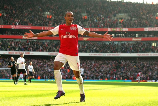 Walcott: Arsenal đang có “vận may của nhà vô địch”, Man City khiến tôi lo hơn Villa