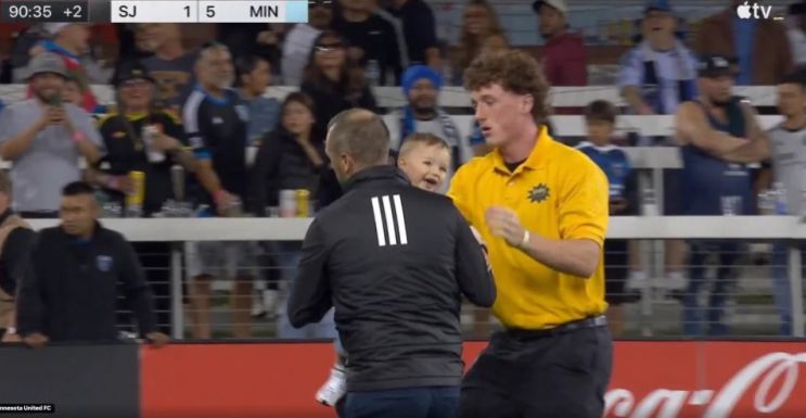 Đáng yêu quá! Trận đấu MLS tạm dừng vì một em bé chạy vào sân