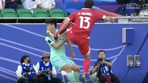 เกิดอะไรขึ้น “นักเตะเลบานอน” ถีบหน้า “แข้งทีมชาติจีน” แต่ไม่โดนลงโทษ ศึกเอเชียน คัพ