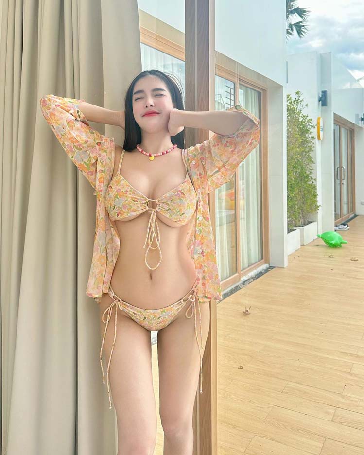 ใบเฟิร์น กุลธาดา ไอดอลสายแซ่บ ปล่อยดาเมจทะลุจอ นุ่งบิกินี่อวดหุ่นเซี้ยะริมหาด