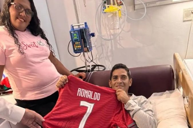 Người sống sót kỳ diệu hét “SIU”! Nạn nhân động đất Venezuela nhận áo đấu có chữ ký Ronaldo