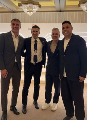 Bốn huyền thoại hội ngộ Baggio chụp ảnh cùng Ronaldo Maldini và Figo