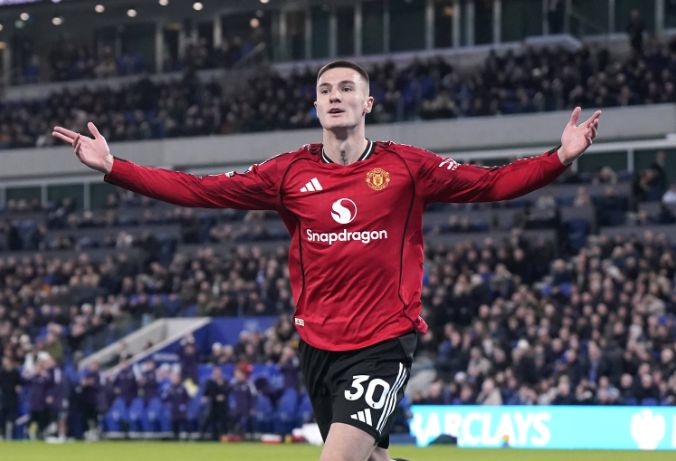 Gary Neville khen Sesko hồi sinh phong độ, MU không thể để tân binh thất bại