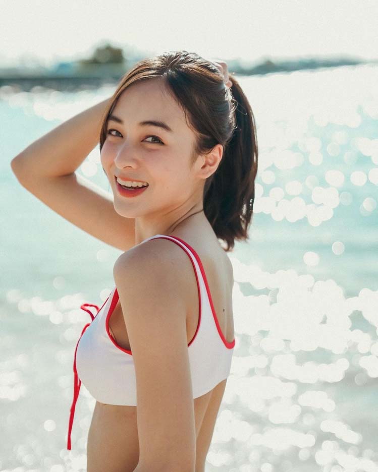 ไอซ์ วรัลพัชร์ ไอดอลสาวสุดฮอต อดีตดาวคณะฯ มหาลัย กับชุดทูพีซเขย่าใจ