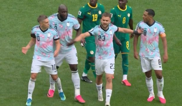 Từ cãi vã đến ôm nhau! Tielemans và Trossard hòa giải kỳ diệu trong 7 phút