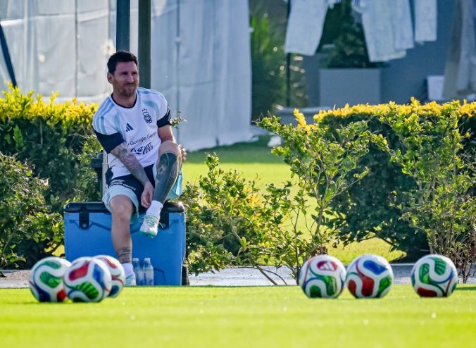 Không ảnh hưởng World Cup! Messi tập luyện bình thường cùng Argentina