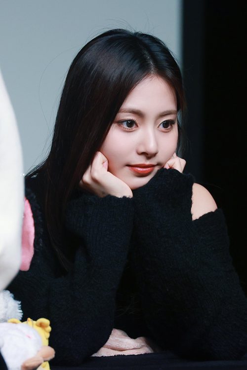 จื่อ-ยฺหวี คนสวยด้วยชุดดำ