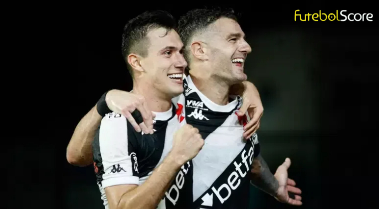 Vasco goleia Fortaleza com dois gols de Vegetti e sai do Z-4 do Brasileirão na volta de Diniz a São Januário