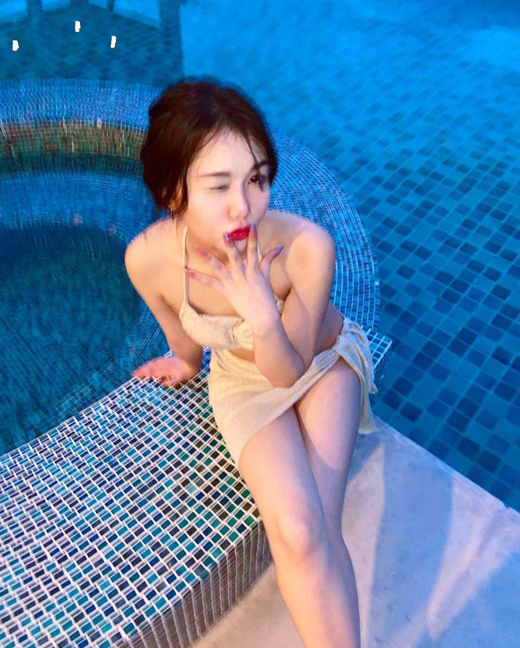 เมษา จีนะวิจารณะ เปิดโหมดแซ่บ !! นุ่งทูพีซ อวดหุ่นเซี้ยะริมสระ ทำเอฟซีตามส่องไม่หยุด