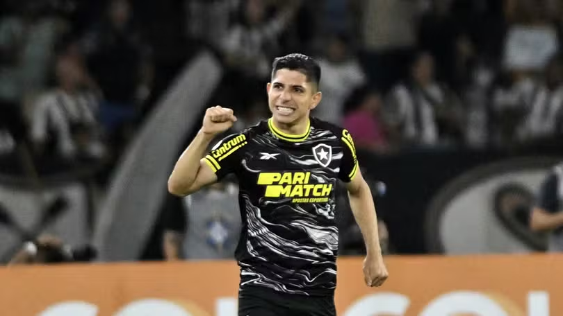 Savarino, jogador do Botafogo, elogia a coragem de Artur Jorge e elogia Textor: “Homem extraordinário”.