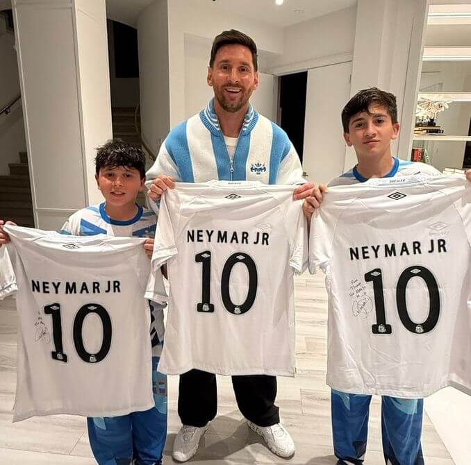 Tình bạn đẹp! Santos tặng áo đấu có chữ ký Neymar cho Messi và các con