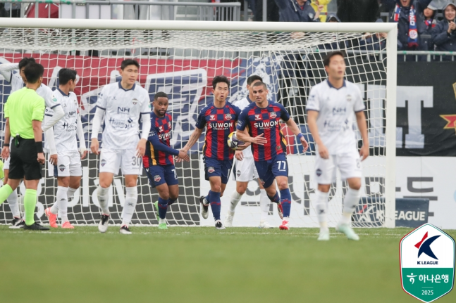 수원FC, 김천에 3-2 역전승...개막 8경기 만에 첫 승