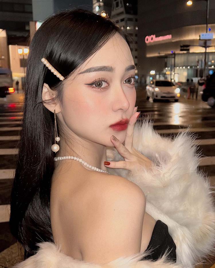 เอื้อย พรสวรรค์ ส่งภาพเซ็กซี่จากญี่ปุ่น นุ่งเกาะอก เปิดโชว์ไหล่ขาวเนียนกลางแยกโอซากา
