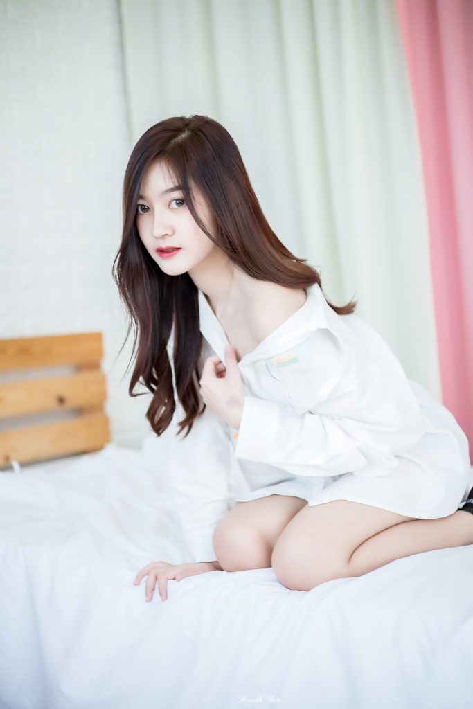 N’veview (วิว)เธอเป็นสาวมหาลัยที่โด่งดังมาตั้งแต่ยังอยู่ ม.ปลาย เพราะความน่ารักของน้องทำให้มีผู้ติดตามเพียบ