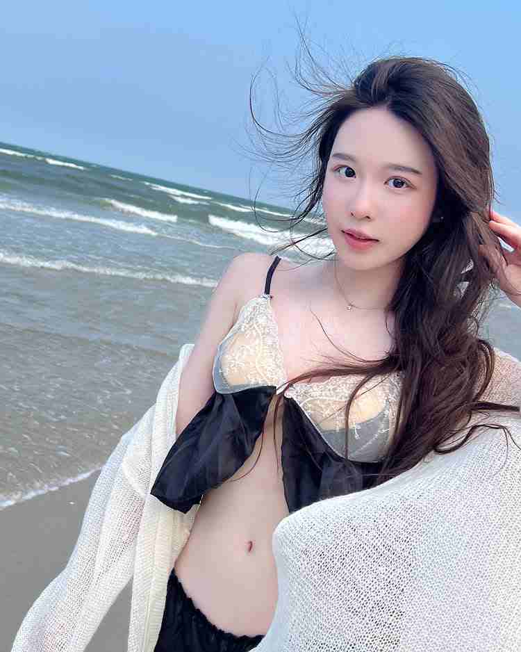 เจลลี่ น้ำใจ ใส่ชุดชั้นในเซ็กซี่ถ่ายรูปกับทะเล สวยน่ามองจริงๆ