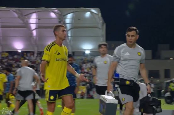 Kịch tính! Ronaldo bị thay ra giữa hiệp, Al Nassr 10 người ghi 3 bàn ở hiệp 2 để lội ngược dòng 3-2