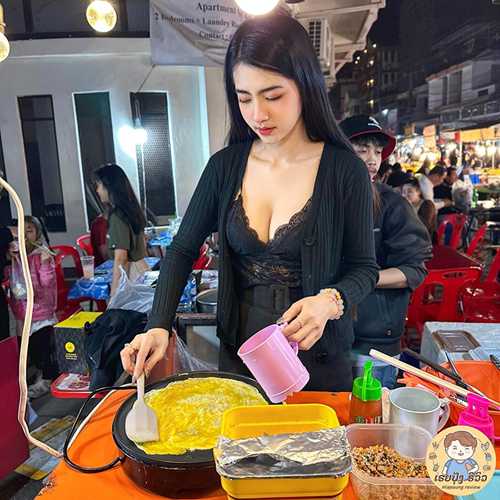 ฝ้าย อินทลักษณ์ แม่ค้าสุดฮอต ที่หนุ่ม ๆ ไทยถามหาวาร์ป จากคลิปขายข้าวห่อไข่ที่ลาว