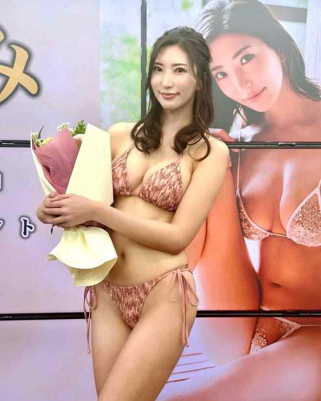 ไอมิ มัตซึชิมะ นางแบบขายาวจากญี่ปุ่น เซ็กซี่และฮอตมาก
