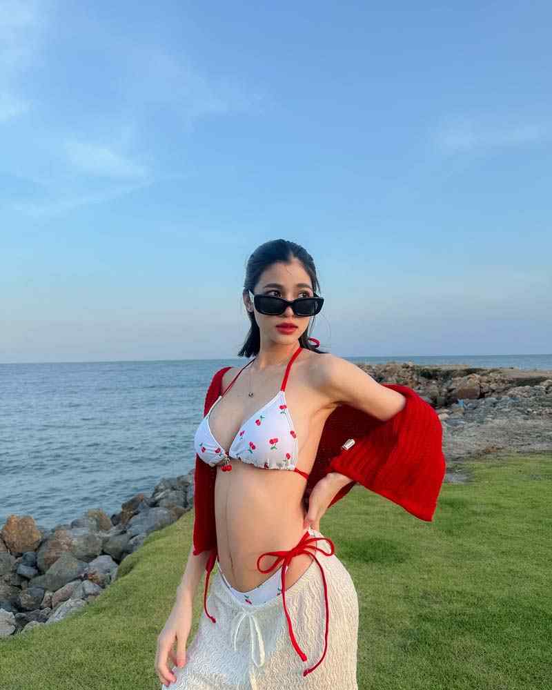 แบม ไพลิน ใส่บิกินี่ลายจุดสีแดง หุ่นแซ่บมาก👙