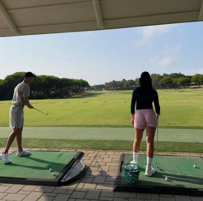 Sắp cưới? Georgina đăng ảnh chơi golf cùng Ronaldo và gia đình
