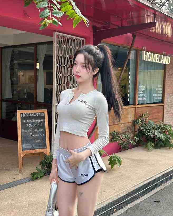 นีนี่ ชญาพัชร์ ถ่ายรูปในเมือง แสดงเสน่ห์ที่เอกลักษณ์