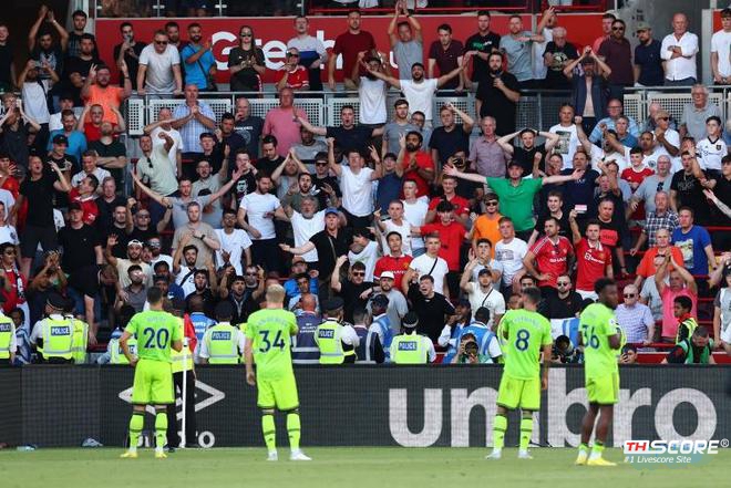 แฟนบอลแมนเชสเตอร์ ยูไนเต็ดหลายสิบคนพลาดการแข่งขันครึ่งชั่วโมงเนื่องจากปัญหาเครื่องจำหน่ายตั๋วที่สนามเหย้าของวีแกน