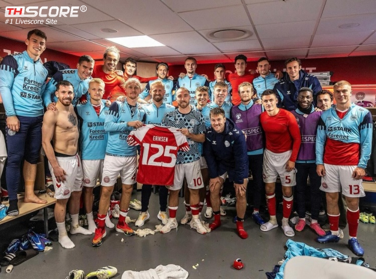 อีริคเซ่น ฉลองครบ 125 เกมให้ทีมชาติเดนมาร์ก รับเสื้อที่ระลึก และถ่ายรูปร่วมกับทีม