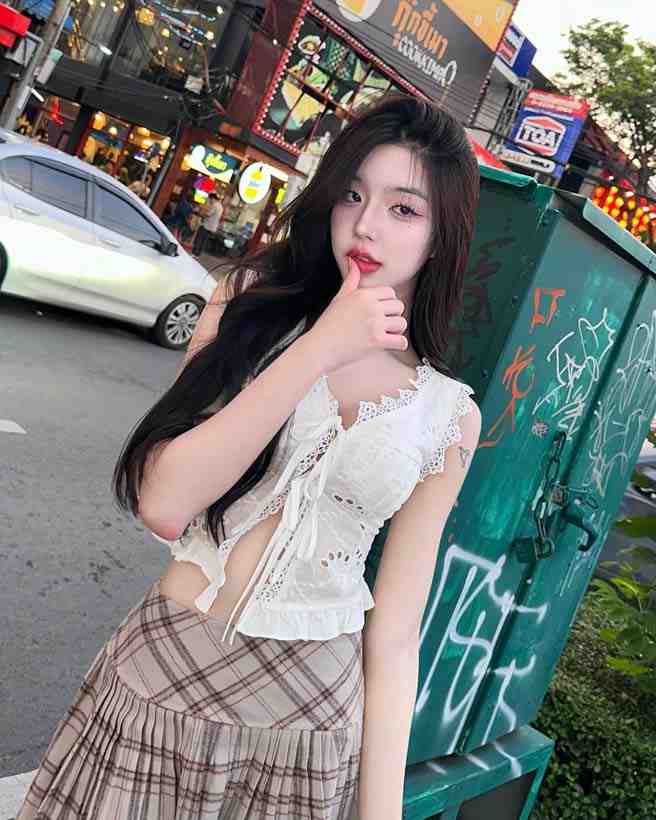 นีนี่ ชญาพัชร์ ถ่ายรูปในเมือง แสดงเสน่ห์ที่เอกลักษณ์