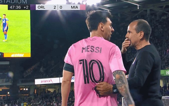 Orlando City dẫn 2-0 sau hiệp một, Messi trò chuyện cùng HLV đối thủ