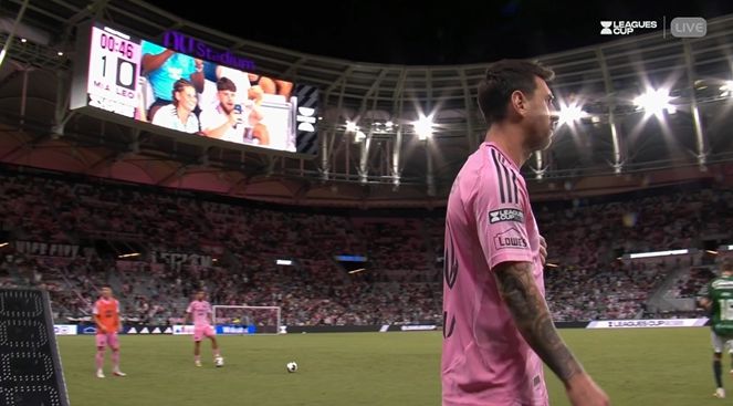 Trở lại ngay lập tức! Messi vào sân thay người ở hiệp 2, cả sân vang tên Messi