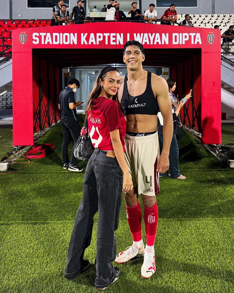 โดโรธี เพ็ทโซลด์ นางแบบสาวสุดเซ็กซี่ หวานใจปราการหลังช้างศึก ชุดสู้ศึกเอเชียนคัพ 2023