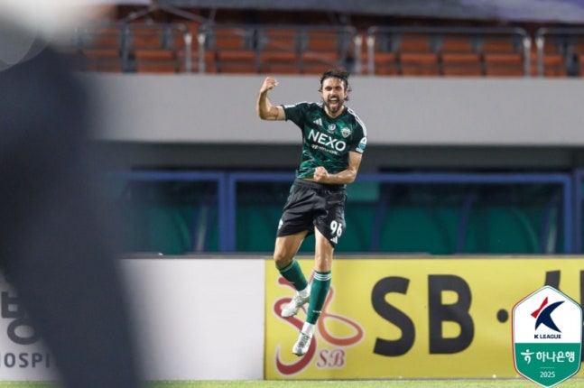 전북현대, 김천상무 2-1 꺾고 선두 질주....콤파뇨 멀티골