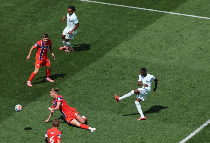 Dembélé lập hat-trick, Pháp thắng Na Uy 4-1, nhất bảng I