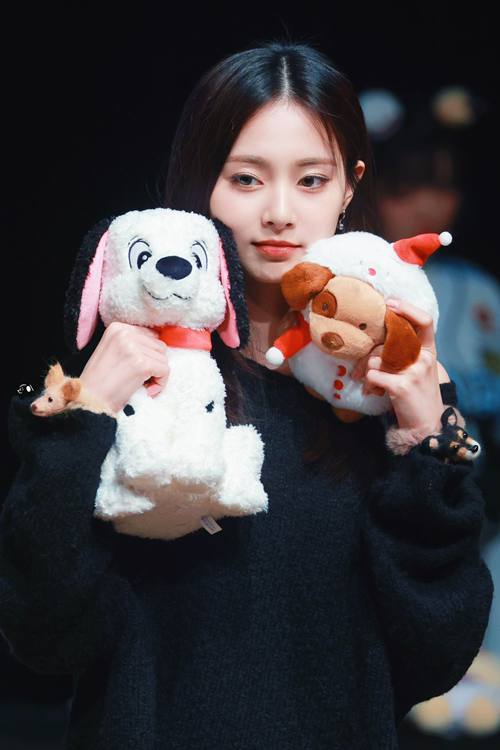 จื่อ-ยฺหวี คนสวยด้วยชุดดำ
