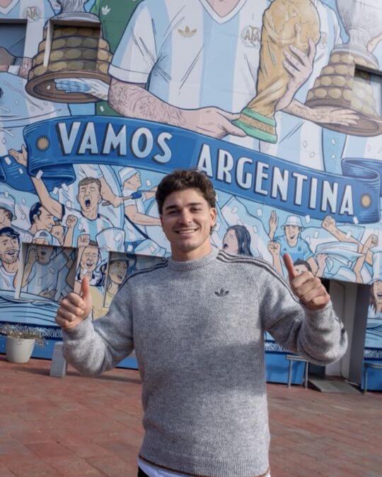 Các tuyển thủ Argentina đến tập trung đội tuyển: Álvarez và Lautaro cười rạng rỡ, Lisandro và Romero chung khung hình