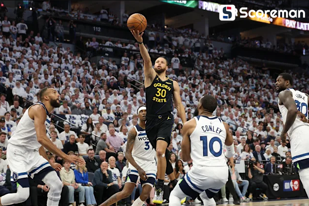 골든스테이트, NBA PO 2라운드 미네소타에 99-88 기선제압...커리 부상 2차전 불투명