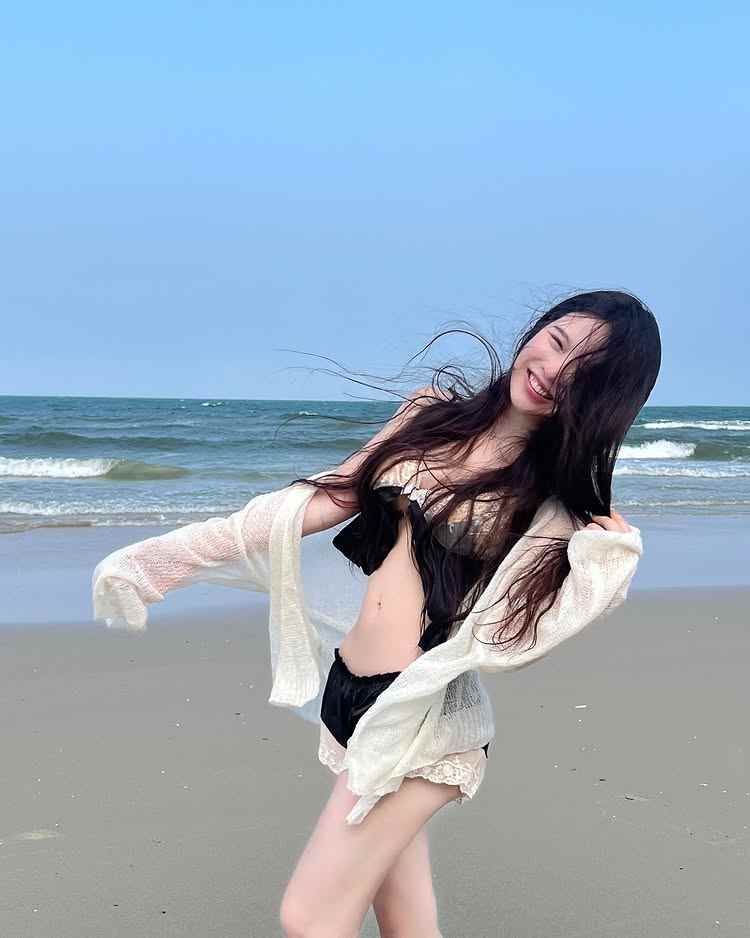 เจลลี่ น้ำใจ ใส่ชุดชั้นในเซ็กซี่ถ่ายรูปกับทะเล สวยน่ามองจริงๆ