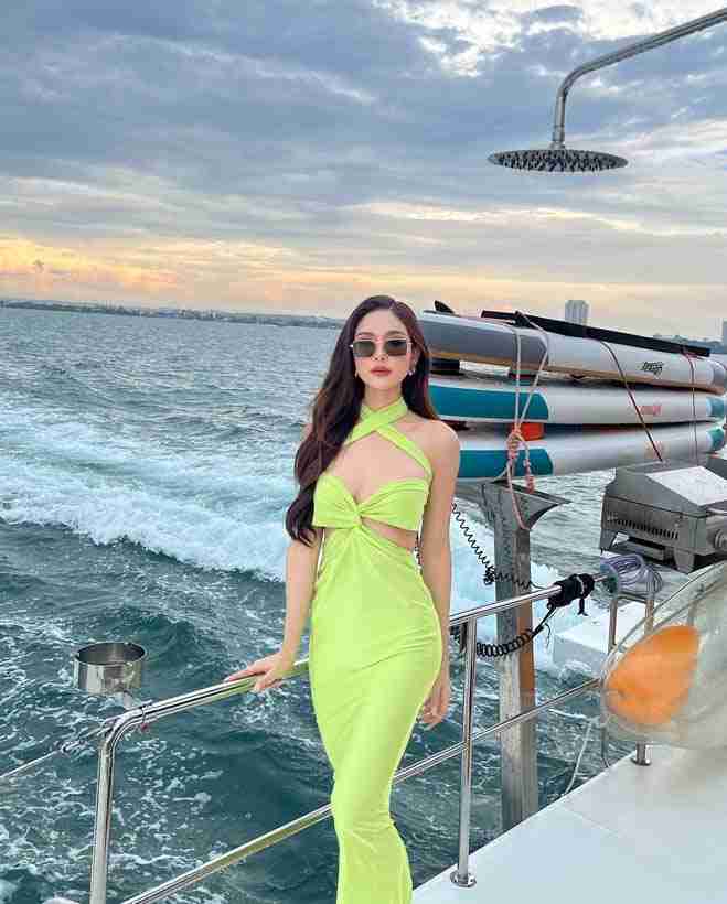 หลิน มาลิน ใส่ชุดเดรสที่เน้นรูปร่างโชว์ความเซ็กซี่