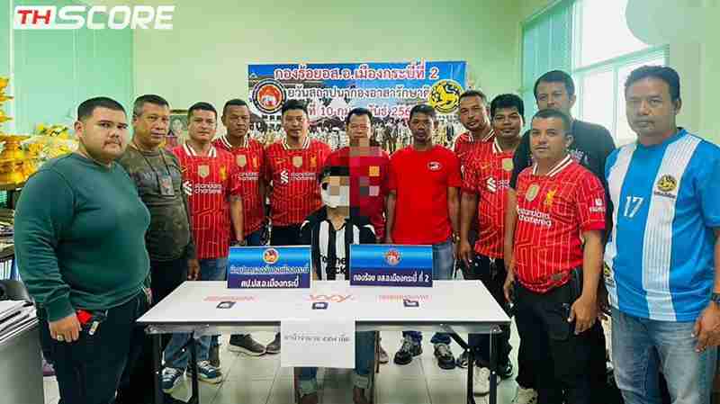 ตำรวจนอกเครื่องแบบสวมเสื้อลิเวอร์พูล จับกุมพ่อค้ายาสวมเสื้อนิวคาสเซิล