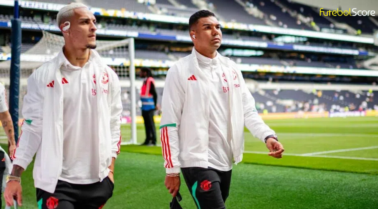 O Manchester United colocou Casemiro e Antony no mercado e espera ofertas para a dupla na janela