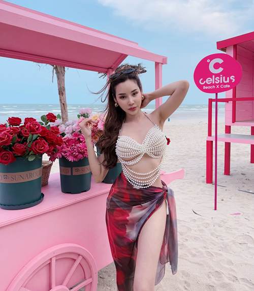 ฟ้า บาร์บี้ มิสแกรนด์เชียงใหม่ 2025 จัดบิกินี่สีเหลือง อวดหุ่นขาวเซี้ยะริมทะเล