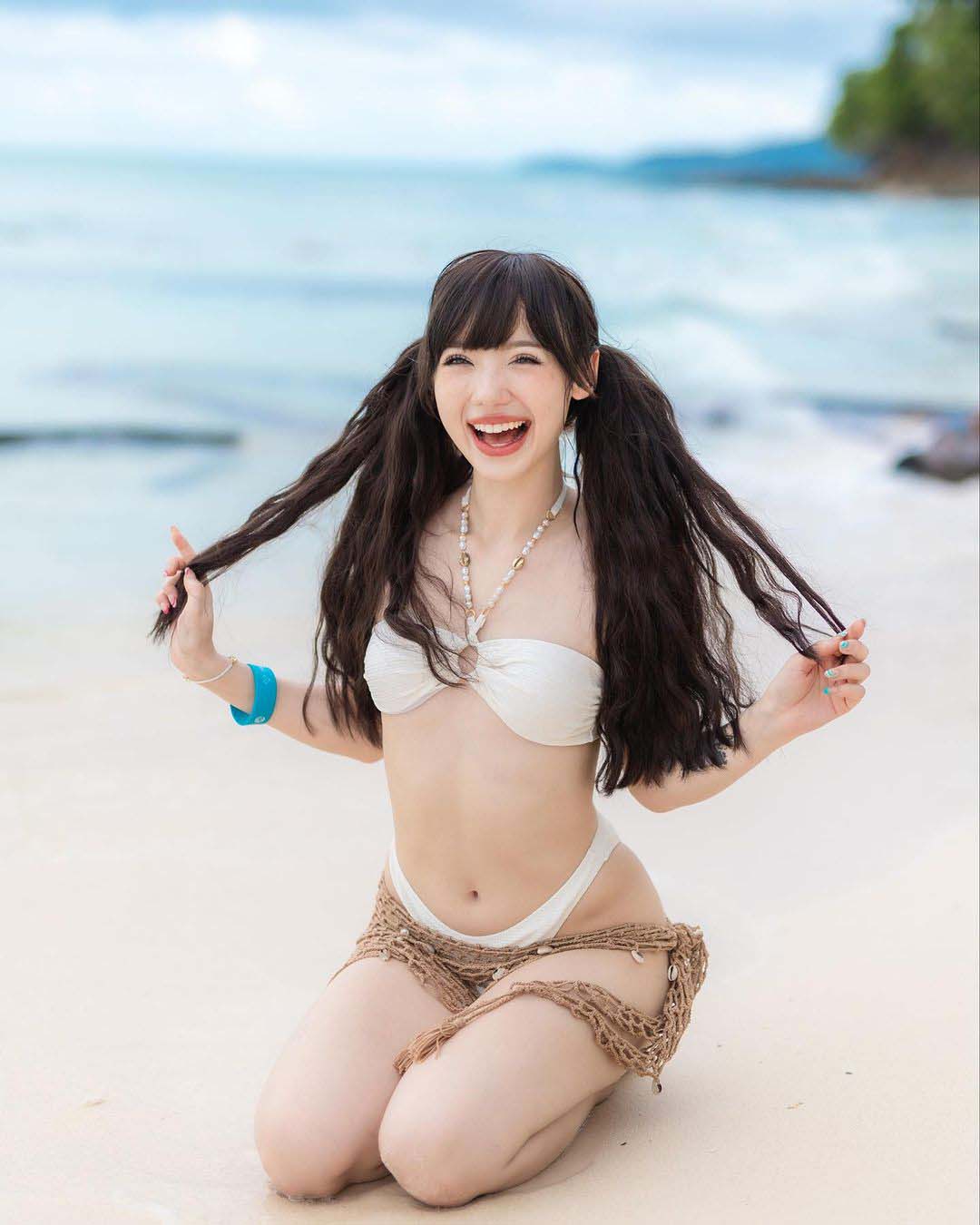 พลอยชมพู เสิร์ฟลุคแซ่บต่อเนื่อง ล่าสุด นุ่งบิกินี่สีขาวแข่งกับผิวอยู่ริมหาดกระบี่