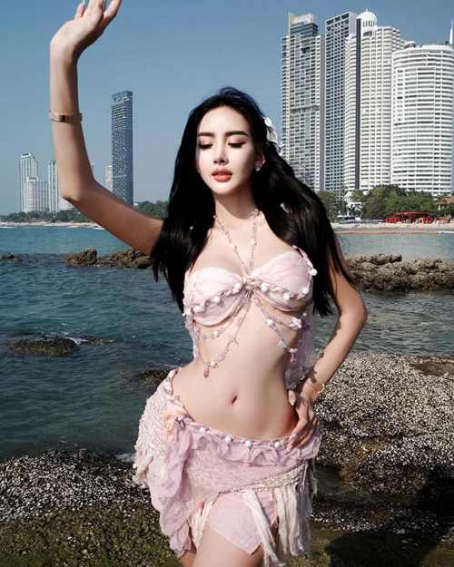 ปราง สุนทรี ไม่ว่าใส่บิกินี่สีแดงหรือสีฟ้า ก็สามารถเป็นจุดสนใจเสมอ