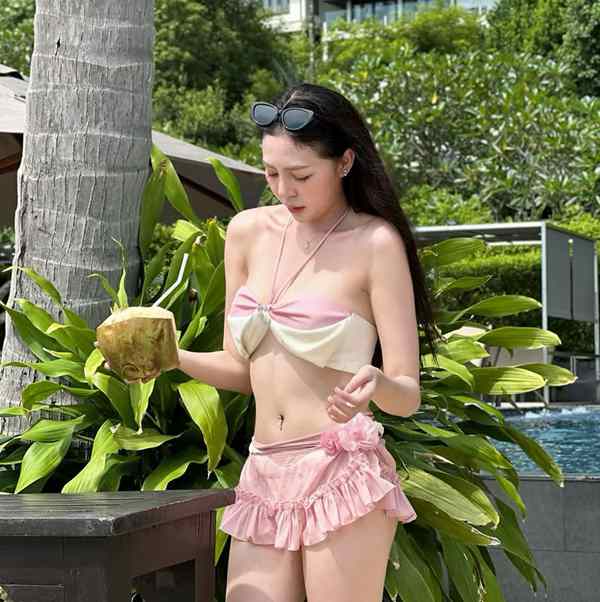 พรวิสา บุดดาเลิศ สตรีมเมอร์สุดแซ่บ นุ่งสั้นแชะภาพริมสระ อู้หูว... มะพร้าวใหญ่มาก !